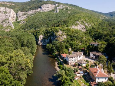 Bulgaristan 'ın Balkan Dağları' ndaki Lyutibrod yakınlarındaki Iskar Nehri Boğazı 'nın hava manzarası