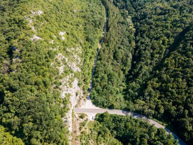 Bulgaristan 'ın Balkan Dağları' ndaki Lyutibrod yakınlarındaki Iskar Nehri Boğazı 'nın hava manzarası