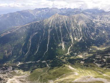Bulgaristan 'ın Vihren Tepesi yakınlarındaki Pirin Dağı' nın hava manzarası