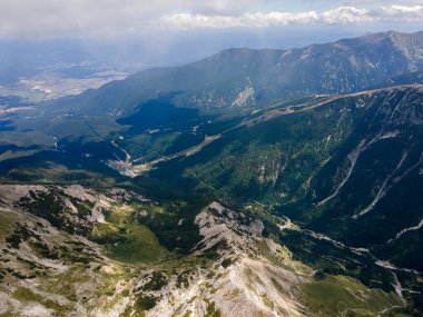 Bulgaristan 'ın Vihren Tepesi yakınlarındaki Pirin Dağı' nın hava manzarası