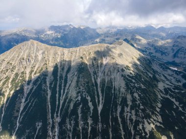 Bulgaristan 'ın Vihren Tepesi yakınlarındaki Pirin Dağı' nın hava manzarası
