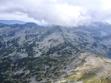 Bulgaristan 'ın Vihren Tepesi yakınlarındaki Pirin Dağı' nın hava manzarası