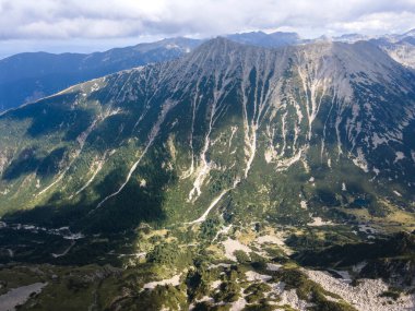 Bulgaristan 'ın Vihren Tepesi yakınlarındaki Pirin Dağı' nın hava manzarası