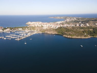 Bulgaristan 'ın Burgaz Bölgesi' nin Sozopol kasabası yakınlarındaki Karadeniz Sahil manzarası