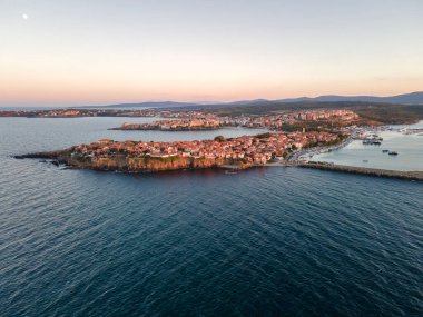 Bulgaristan 'ın Burgaz Bölgesi' nin Sozopol kasabası yakınlarındaki Karadeniz Sahil manzarası