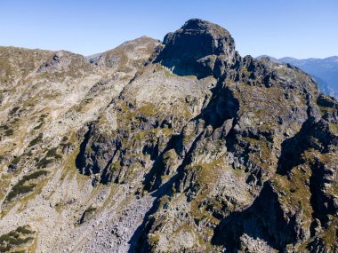 Malyovitsa tepesi yakınlarındaki Rocky tepelerinin hava manzarası, Rila Dağı, Bulgaristan