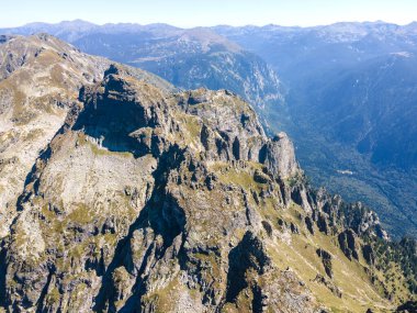 Malyovitsa tepesi yakınlarındaki Rocky tepelerinin hava manzarası, Rila Dağı, Bulgaristan