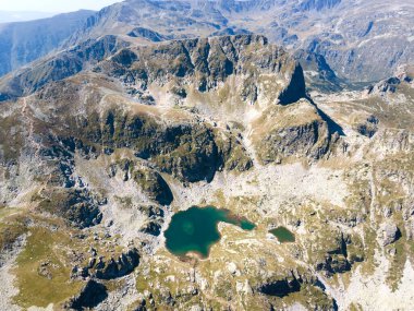 Malyovitsa tepesi yakınlarındaki Rocky tepelerinin hava manzarası, Rila Dağı, Bulgaristan