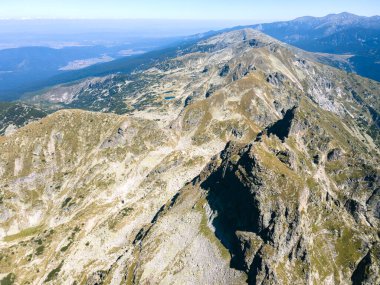 Malyovitsa tepesi yakınlarındaki Rocky tepelerinin hava manzarası, Rila Dağı, Bulgaristan