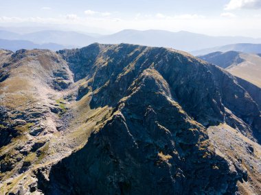 Malyovitsa tepesi yakınlarındaki Rocky tepelerinin hava manzarası, Rila Dağı, Bulgaristan