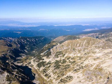 Malyovitsa tepesi yakınlarındaki Rocky tepelerinin hava manzarası, Rila Dağı, Bulgaristan
