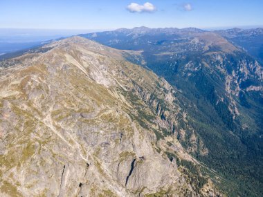 Malyovitsa tepesi yakınlarındaki Rocky tepelerinin hava manzarası, Rila Dağı, Bulgaristan