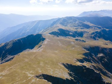 Malyovitsa tepesi yakınlarındaki Rocky tepelerinin hava manzarası, Rila Dağı, Bulgaristan