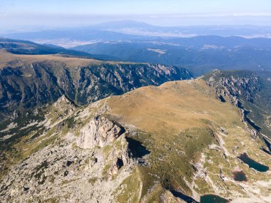 Malyovitsa tepesi yakınlarındaki Rocky tepelerinin hava manzarası, Rila Dağı, Bulgaristan