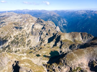 Malyovitsa tepesi yakınlarındaki Rocky tepelerinin hava manzarası, Rila Dağı, Bulgaristan