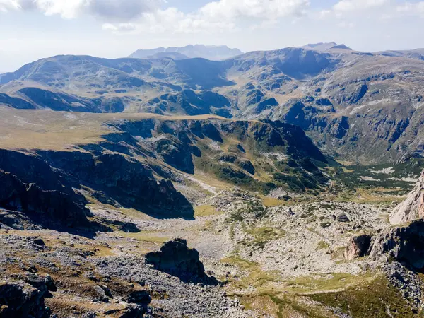 Malyovitsa tepesi yakınlarındaki Rocky tepelerinin hava manzarası, Rila Dağı, Bulgaristan