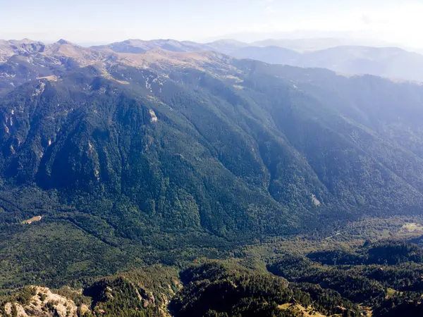 Malyovitsa tepesi yakınlarındaki Rocky tepelerinin hava manzarası, Rila Dağı, Bulgaristan