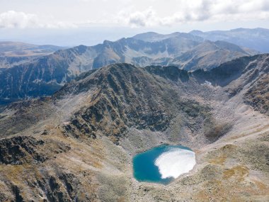 Bulgaristan 'ın Musala zirvesi yakınlarındaki Rila dağının havadan görüntüsü