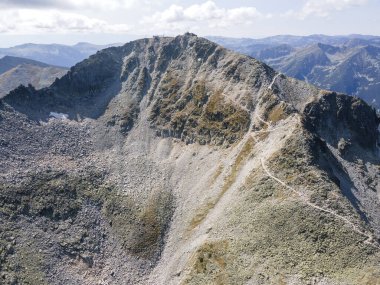 Bulgaristan 'ın Musala zirvesi yakınlarındaki Rila dağının havadan görüntüsü