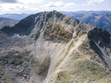Bulgaristan 'ın Musala zirvesi yakınlarındaki Rila dağının havadan görüntüsü
