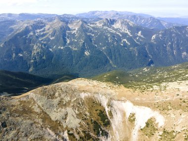 Bulgaristan 'ın Musala zirvesi yakınlarındaki Rila dağının havadan görüntüsü