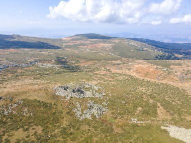 Bulgaristan 'ın Sofya Şehir Bölgesi Cherni Vrah tepesi yakınlarındaki Vitosha Dağı' nın hava manzarası