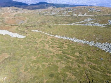 Bulgaristan 'ın Sofya Şehir Bölgesi Cherni Vrah tepesi yakınlarındaki Vitosha Dağı' nın hava manzarası