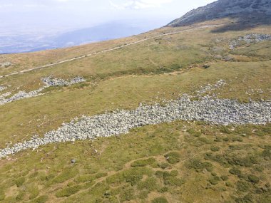 Bulgaristan 'ın Sofya Şehir Bölgesi Cherni Vrah tepesi yakınlarındaki Vitosha Dağı' nın hava manzarası