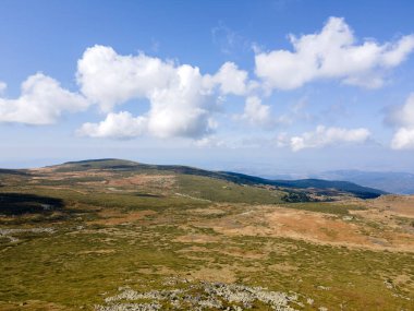 Bulgaristan 'ın Sofya Şehir Bölgesi Cherni Vrah tepesi yakınlarındaki Vitosha Dağı' nın hava manzarası