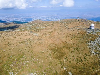 Bulgaristan 'ın Sofya Şehir Bölgesi Cherni Vrah tepesi yakınlarındaki Vitosha Dağı' nın hava manzarası