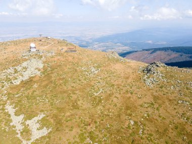 Bulgaristan 'ın Sofya Şehir Bölgesi Cherni Vrah tepesi yakınlarındaki Vitosha Dağı' nın hava manzarası