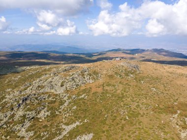 Bulgaristan 'ın Sofya Şehir Bölgesi Cherni Vrah tepesi yakınlarındaki Vitosha Dağı' nın hava manzarası