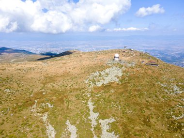 Bulgaristan 'ın Sofya Şehir Bölgesi Cherni Vrah tepesi yakınlarındaki Vitosha Dağı' nın hava manzarası