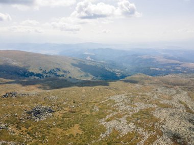 Bulgaristan 'ın Sofya Şehir Bölgesi Cherni Vrah tepesi yakınlarındaki Vitosha Dağı' nın hava manzarası