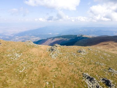 Bulgaristan 'ın Sofya Şehir Bölgesi Cherni Vrah tepesi yakınlarındaki Vitosha Dağı' nın hava manzarası