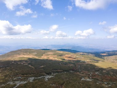 Bulgaristan 'ın Sofya Şehir Bölgesi Cherni Vrah tepesi yakınlarındaki Vitosha Dağı' nın hava manzarası