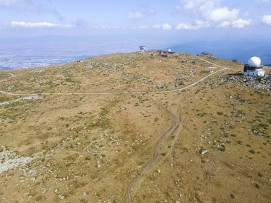 Bulgaristan 'ın Sofya Şehir Bölgesi Cherni Vrah tepesi yakınlarındaki Vitosha Dağı' nın hava manzarası
