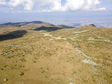 Bulgaristan 'ın Sofya Şehir Bölgesi Cherni Vrah tepesi yakınlarındaki Vitosha Dağı' nın hava manzarası