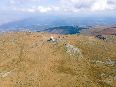 Bulgaristan 'ın Sofya Şehir Bölgesi Cherni Vrah tepesi yakınlarındaki Vitosha Dağı' nın hava manzarası