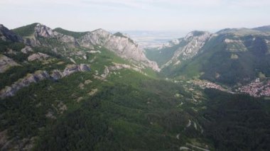 Bulgaristan 'ın Balkan Dağları' ndaki Vratsata Geçidi Şaşırtıcı Havacılık Yaz Manzarası