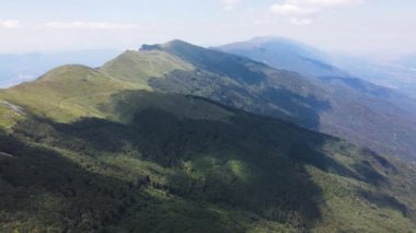 Bulgaristan 'ın Blagoevgrad bölgesindeki Kongur tepesi etrafındaki Belasitsa Dağı' nın havadan yaz manzarası