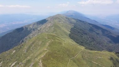 Bulgaristan 'ın Blagoevgrad bölgesindeki Kongur tepesi etrafındaki Belasitsa Dağı' nın havadan yaz manzarası