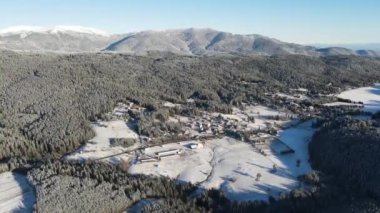 Bulgaristan 'ın Rila ve Rhodopes dağı arasındaki Yundola bölgesinin şaşırtıcı kışı manzarası