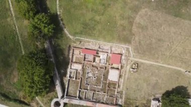 Bulgaristan 'ın Blagoevgrad Bölgesi' ndeki Garmen kasabası yakınlarındaki antik Roma şehri Nicopolis ad Nestum 'un hava manzarası