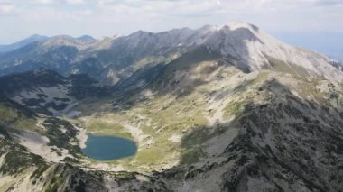 Bulgaristan 'ın Muratov zirvesi yakınlarındaki Pirin Dağı' nın şaşırtıcı hava manzarası