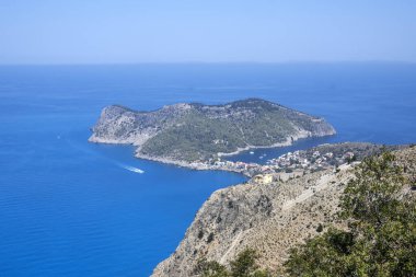 Yunanistan 'ın İyon Adaları yakınlarındaki Asos köyü yakınlarındaki Cephalonia kıyı şeridinin inanılmaz manzarası