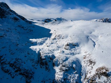 Bulgaristan 'ın Malyovitsa zirvesi yakınlarındaki Rila Dağı' nın kış manzarası