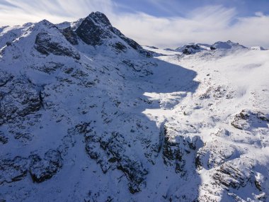 Bulgaristan 'ın Malyovitsa zirvesi yakınlarındaki Rila Dağı' nın kış manzarası