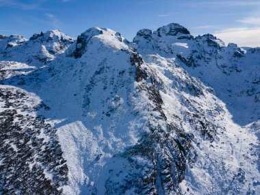 Bulgaristan 'ın Malyovitsa zirvesi yakınlarındaki Rila Dağı' nın kış manzarası