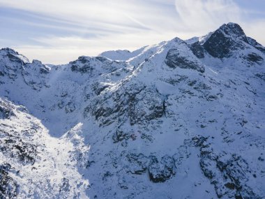 Bulgaristan 'ın Malyovitsa zirvesi yakınlarındaki Rila Dağı' nın kış manzarası